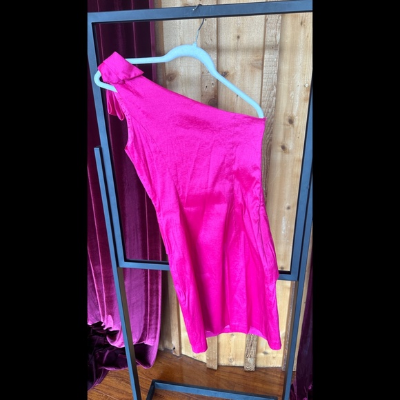Hot pink one shoulder short dress - Picture 2 of 3